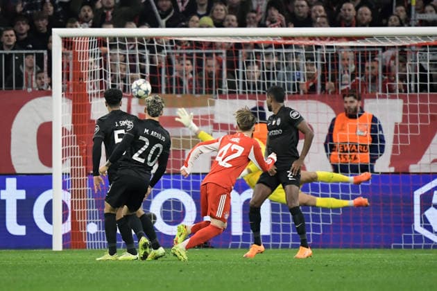 09.12.2025, xemx, Fussball UEFA Champions League, FC Bayern Muenchen - Sporting Lissabon v.l. Abseitstor Lennart Karl (FC Bayern Muenchen) Rui Silva (Sporting Lissabon) (DFL DFB REGULATIONS PROHIBIT ANY USE OF PHOTOGRAPHS as IMAGE SEQUENCES and or QUASI-VIDEO) Muenchen