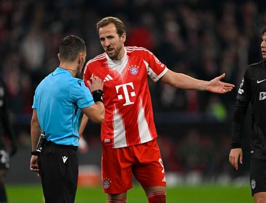 RECORD DATE NOT STATED 09.12.2025, Fussball UEFA Championsleague 2025 2026: Vorrunde 6.Spieltag, FC Bayern München - Sporting Lissabon, in der Allianz-Arena München. Harry Kane (FC Bayern München) diskutiert mit Schiedsrichter Nicholas Walsh (SCO).