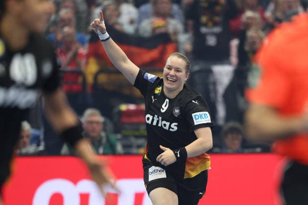 Deutschland - Brasilien, IHF Handball-WM der Frauen Lisa Antl (Deutschland, 9). Viertelfinale der Handball-WM der Frauen zwischen Deutschland und Brasilien am 9. Dezember 2025 in der Westfalenhalle in Dortmund., Dortmund Nordrhein-Westfalen Deutschland Westfalenhalle