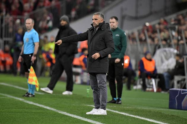 09.12.2025, xemx, Fussball UEFA Champions League, FC Bayern Muenchen - Sporting Lissabon v.l. Trainer Coach Rui Borges (Sporting Lissabon) gibt Anweisungen, gestikuliert, mit den Armen gestikulieren gives instructions, gesticulate (DFL DFB REGULATIONS PROHIBIT ANY USE OF PHOTOGRAPHS as IMAGE SEQUENCES and or QUASI-VIDEO) Muenchen