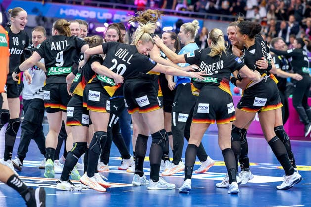 09.12.2025, Handball WM Frauen, Viertelfinale, Deutschland - Brasilien, 27th IHF Women s Handball World Championship, WM, Weltmeisterschaft Westfalenhalle Dortmund: Die Deutsche Nationalmannschaft steht im Halbfinale nach dem Sieg gegen Brasilien. Die Mannschaft Arm in Arm jubelnd auf dem Spielfeld Nordrhein-Westfalen Deutschland
