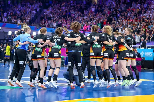 09.12.2025, Handball WM Frauen, Viertelfinale, Deutschland - Brasilien, 27th IHF Women s Handball World Championship, WM, Weltmeisterschaft Westfalenhalle Dortmund: Die Deutsche Nationalmannschaft steht im Halbfinale nach dem Sieg gegen Brasilien. Die Mannschaft Arm in Arm jubelnd auf dem Spielfeld Nordrhein-Westfalen Deutschland