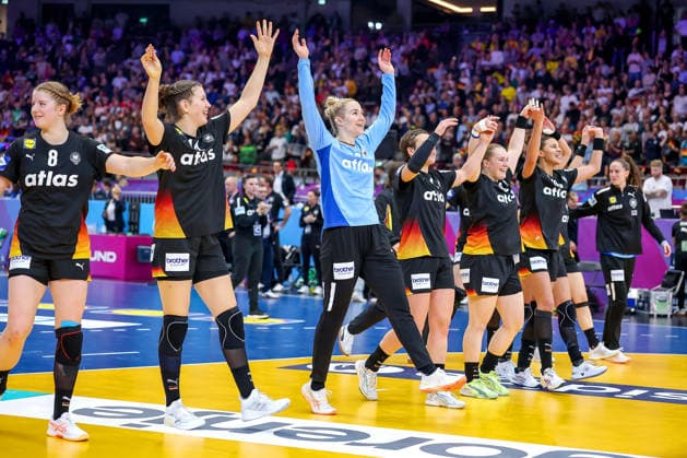 09.12.2025, Handball WM Frauen, Viertelfinale, Deutschland - Brasilien, 27th IHF Women s Handball World Championship, WM, Weltmeisterschaft Westfalenhalle Dortmund: Die Deutsche Nationalmannschaft steht im Halbfinale nach dem Sieg gegen Brasilien. Die Mannschaft Arm in Arm jubelnd auf dem Spielfeld v.l. Nina Engel (GER 08) Marie Steffen (GER 14) Katharina Filter (GER 42) Alina Grijseels (GER 04) Lisa Antl (GER 09) Aimee von Pereira (GER 49) Sarah Wachter (GER 24) Nordrhein-Westfalen Deutschland