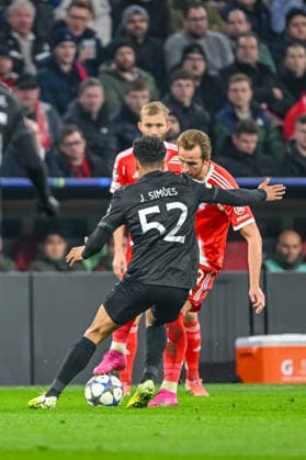 Joao Simoes (Sporting CP) und Harry Kane (FC Bayern München) battle for the ball during the UEFA Champions League 2025 26 League Phase MD6 match between FC Bayern München and Sporting Clube de Portugal at Football Arena Munich on December 9, 2025 in Munich, Germany. (Photo by xxx DeFodi Images)
