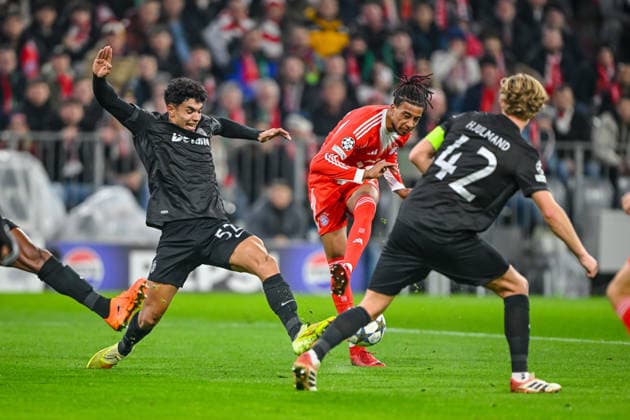 Joao Simoes (Sporting CP), Michael Olise (FC Bayern München) und Morteb Hjulmand (Sporting CP) battle for the ball during the UEFA Champions League 2025 26 League Phase MD6 match between FC Bayern München and Sporting Clube de Portugal at Football Arena Munich on December 9, 2025 in Munich, Germany. (Photo by xxx DeFodi Images)