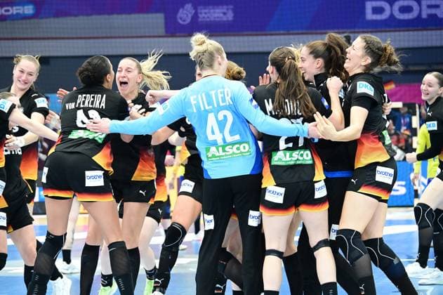 09.12.2025 xkhx Dormund, Westfallenhalle, Länderspiel Handball-WM der Frauen Viertelfinale Handball-Nationalmannschaft Deutschland gegen Nationalteam Brasilien Die deutschen Handball-Frauen durch den Sieg im Halbfinale - entsprechend groß der Jubel