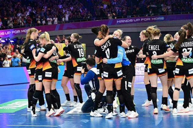 09.12.2025 xkhx Dormund, Westfallenhalle, Länderspiel Handball-WM der Frauen Viertelfinale Handball-Nationalmannschaft Deutschland gegen Nationalteam Brasilien Die deutschen Handball-Frauen durch den Sieg im Halbfinale - entsprechend groß der Jubel