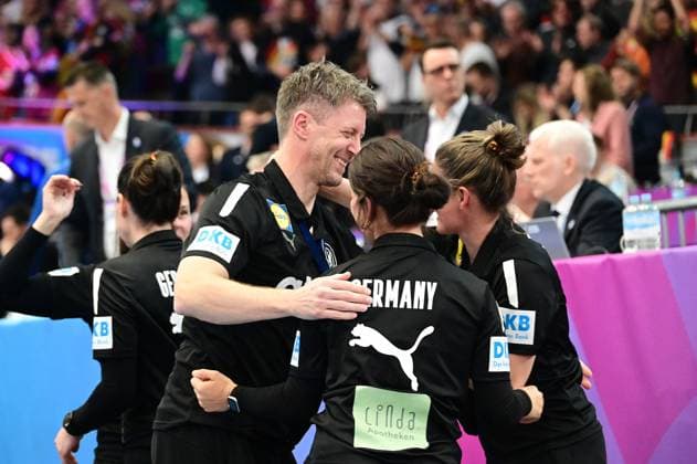 09.12.2025 xkhx Dormund, Westfallenhalle, Länderspiel Handball-WM der Frauen Viertelfinale Handball-Nationalmannschaft Deutschland gegen Nationalteam Brasilien Die deutschen Handball-Frauen durch den Sieg im Halbfinale - entsprechend groß der Jubel