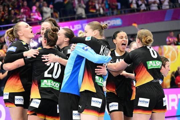09.12.2025 xkhx Dormund, Westfallenhalle, Länderspiel Handball-WM der Frauen Viertelfinale Handball-Nationalmannschaft Deutschland gegen Nationalteam Brasilien Die deutschen Handball-Frauen durch den Sieg im Halbfinale - entsprechend groß der Jubel