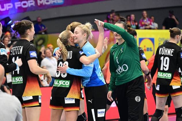 09.12.2025 xkhx Dormund, Westfallenhalle, Länderspiel Handball-WM der Frauen Viertelfinale Handball-Nationalmannschaft Deutschland gegen Nationalteam Brasilien Die deutschen Handball-Frauen durch den Sieg im Halbfinale - entsprechend groß der Jubel