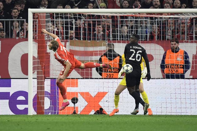 09.12.2025, xemx, Fussball UEFA Champions League, FC Bayern Muenchen - Sporting Lissabon v.l. Harry Kane (FC Bayern Muenchen) Ousmane Diomande (Sporting Lissabon) (DFL DFB REGULATIONS PROHIBIT ANY USE OF PHOTOGRAPHS as IMAGE SEQUENCES and or QUASI-VIDEO) Muenchen