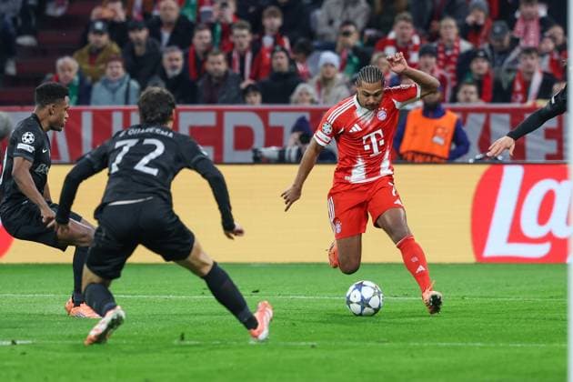 im Zweikampf, Aktion, mit Serge Gnabry 7 (FC Bayern Muenchen), FC Bayern Muenchen vs. Sporting Lissabon, Fussball, Champions League, 6. Spieltag, 09.12.2025 Muenchen Bayern Deutschland