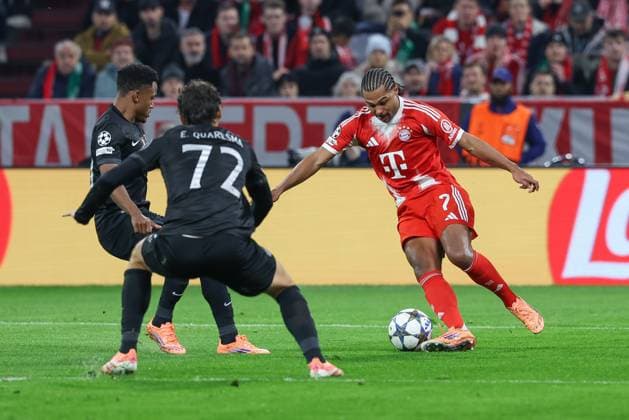 im Zweikampf, Aktion, mit Eduardo Quaresma 72 (Sporting Lissabon), Serge Gnabry 7 (FC Bayern Muenchen), FC Bayern Muenchen vs. Sporting Lissabon, Fussball, Champions League, 6. Spieltag, 09.12.2025 Muenchen Bayern Deutschland