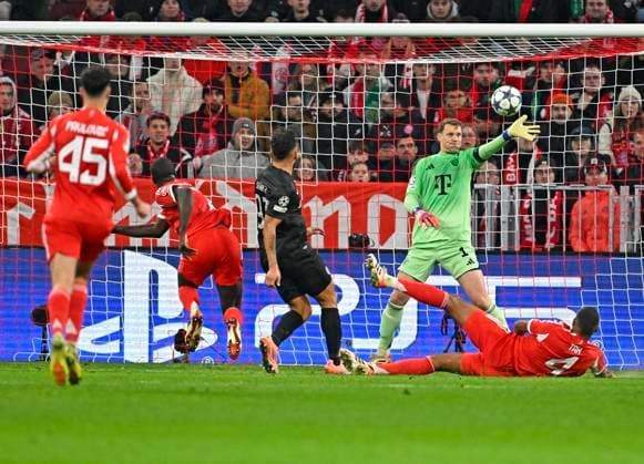 09.12.2025, Fussball UEFA Championsleague 2025 2026: Vorrunde 6.Spieltag, FC Bayern München - Sporting Lissabon, in der Allianz-Arena München. Torwart Manuel Neuer (FC Bayern München) wehrt den Ball ab. Fast ein Eigentor von Jonathan Tah (FC Bayern München)