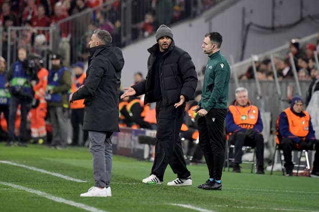 09.12.2025, xemx, Fussball UEFA Champions League, FC Bayern Muenchen - Sporting Lissabon v.l. Trainer head coach Vincent Kompany (FC Bayern Muenchen) Vierter Offizieller Schiedsrichter Donald Robertson Trainer Coach Rui Borges (Sporting Lissabon) (DFL DFB REGULATIONS PROHIBIT ANY USE OF PHOTOGRAPHS as IMAGE SEQUENCES and or QUASI-VIDEO) Muenchen