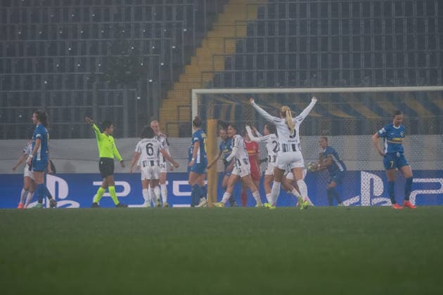 SOCCER - WCL, St.Poelten vs Juventus SANKT POELTEN,AUSTRIA,09.DEC.25 - SOCCER - UEFA Women s Champions League, SKN Sankt Poelten vs Juventus Turin FC. Image shows the rejoicing of the team Juventus.  GEPAxpictures xManuelxBinder
