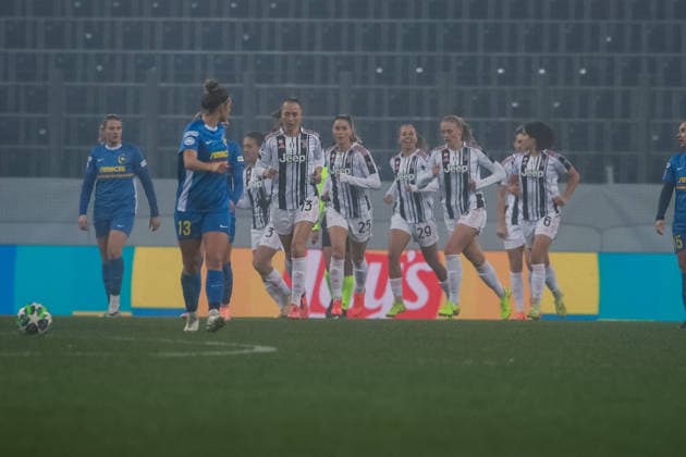SOCCER - WCL, St.Poelten vs Juventus SANKT POELTEN,AUSTRIA,09.DEC.25 - SOCCER - UEFA Women s Champions League, SKN Sankt Poelten vs Juventus Turin FC. Image shows the rejoicing of the team Juventus.  GEPAxpictures xManuelxBinder