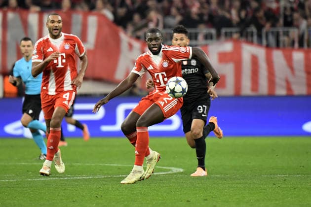 09.12.2025, xemx, Fussball UEFA Champions League, FC Bayern Muenchen - Sporting Lissabon v.l. Jonathan Tah (FC Bayern Muenchen) Dayot Upamecano (FC Bayern Muenchen) Luis Suarez (Sporting Lissabon) Zweikampf, Aktion, action, battle for the ball (DFL DFB REGULATIONS PROHIBIT ANY USE OF PHOTOGRAPHS as IMAGE SEQUENCES and or QUASI-VIDEO) Muenchen