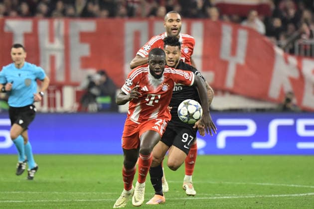 09.12.2025, xemx, Fussball UEFA Champions League, FC Bayern Muenchen - Sporting Lissabon v.l. Jonathan Tah (FC Bayern Muenchen) Dayot Upamecano (FC Bayern Muenchen) Luis Suarez (Sporting Lissabon) Zweikampf, Aktion, action, battle for the ball (DFL DFB REGULATIONS PROHIBIT ANY USE OF PHOTOGRAPHS as IMAGE SEQUENCES and or QUASI-VIDEO) Muenchen