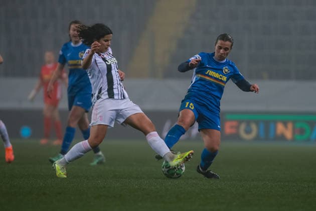 SOCCER - WCL, St.Poelten vs Juventus SANKT POELTEN,AUSTRIA,09.DEC.25 - SOCCER - UEFA Women s Champions League, SKN Sankt Poelten vs Juventus Turin FC. Image shows Eva Schatzer (Juventus) and Leila Peneau (St.Poelten).  GEPAxpictures xManuelxBinder