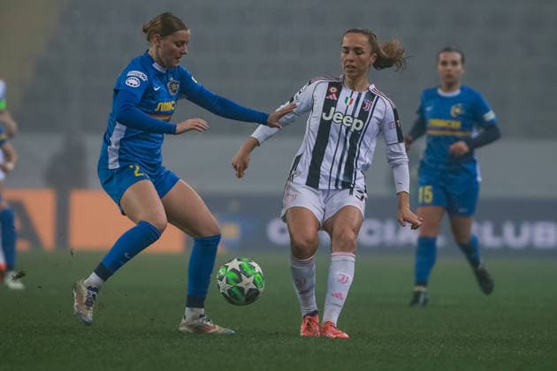 SOCCER - WCL, St.Poelten vs Juventus SANKT POELTEN,AUSTRIA,09.DEC.25 - SOCCER - UEFA Women s Champions League, SKN Sankt Poelten vs Juventus Turin FC. Image shows Chiara DÂ Angelo(St.Poelten) and Lia Waelti (Juventus).  GEPAxpictures xManuelxBinder