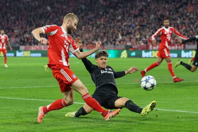 im Zweikampf, Aktion, mit Konrad Laimer 27 (FC Bayern Muenchen), Maxi Araujo 20 (Sporting Lissabon), FC Bayern Muenchen vs. Sporting Lissabon, Fussball, Champions League, 6. Spieltag, 09.12.2025 Muenchen Bayern Deutschland