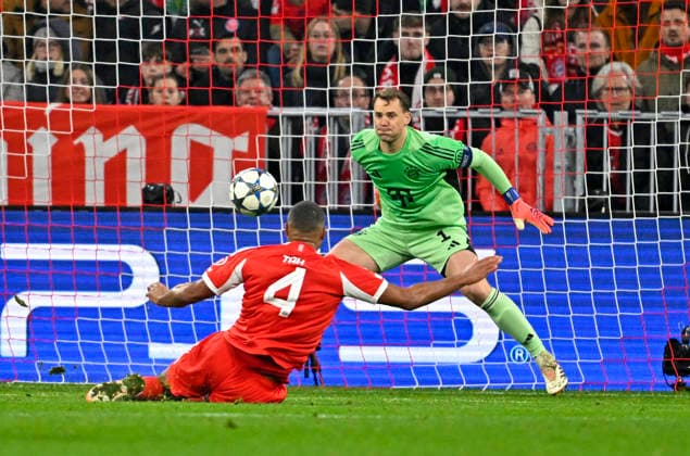 09.12.2025, Fussball UEFA Championsleague 2025 2026: Vorrunde 6.Spieltag, FC Bayern München - Sporting Lissabon, in der Allianz-Arena München. Torwart Manuel Neuer (FC Bayern München) wehrt den Ball ab. Fast ein Eigentor von Jonathan Tah (FC Bayern München)