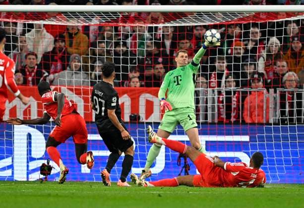 09.12.2025, Fussball UEFA Championsleague 2025 2026: Vorrunde 6.Spieltag, FC Bayern München - Sporting Lissabon, in der Allianz-Arena München. Torwart Manuel Neuer (FC Bayern München) wehrt den Ball ab. Fast ein Eigentor von Jonathan Tah (FC Bayern München)