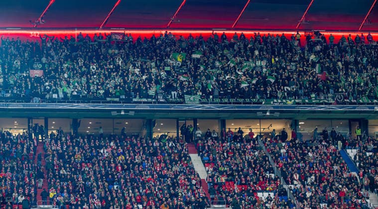 Die aus Portugal mitgereisten Fans im Gaesteblock GER, FC Bayern Muenchen vs. Sporting Lissabon SCP, Fussball, Champions League, Ligaphase 6. Spieltag, Saison 2025 2026, 09.12.2025. (DFL DFB REGULATIONS PROHIBIT ANY USE OF PHOTOGRAPHS as IMAGE SEQUENCES and or QUASI-VIDEO). GER, FC Bayern Muenchen vs. Sporting Lissabon SCP, Fussball, Champions League, Ligaphase 6. Spieltag, Saison 2025 2026, 09.12.2025. Muenchen Copyright: xEibner-Pressefoto HeikexFeinerx EP_HFR