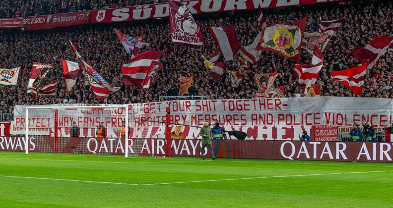 Meinungsaeusserung der Bayern-Fans in der Suedkurve per Transparent Spruchband mit der Aufforderung an die UEFA, die Fans bei Auswaertsspielen besser zu behandeln und zu schuetzen GER, FC Bayern Muenchen vs. Sporting Lissabon SCP, Fussball, Champions League, Ligaphase 6. Spieltag, Saison 2025 2026, 09.12.2025. (DFL DFB REGULATIONS PROHIBIT ANY USE OF PHOTOGRAPHS as IMAGE SEQUENCES and or QUASI-VIDEO). GER, FC Bayern Muenchen vs. Sporting Lissabon SCP, Fussball, Champions League, Ligaphase 6. Spieltag, Saison 2025 2026, 09.12.2025. Muenchen Copyright: xEibner-Pressefoto HeikexFeinerx EP_HFR