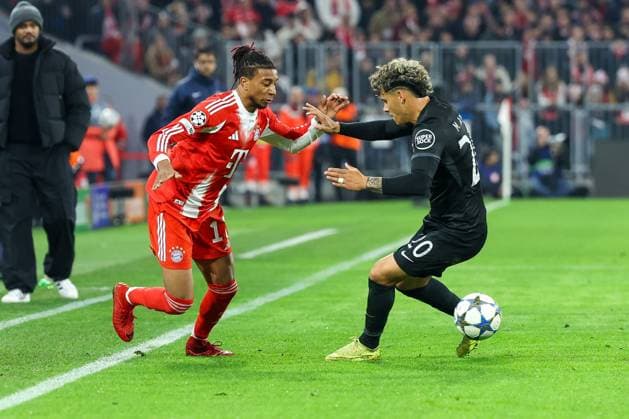 im Zweikampf, Aktion, mit Michael Olise 17 (FC Bayern Muenchen), Maxi Araujo 20 (Sporting Lissabon), FC Bayern Muenchen vs. Sporting Lissabon, Fussball, Champions League, 6. Spieltag, 09.12.2025 Muenchen Bayern Deutschland
