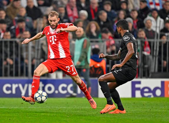 09.12.2025, Fussball UEFA Championsleague 2025 2026: Vorrunde 6.Spieltag, FC Bayern München - Sporting Lissabon, in der Allianz-Arena München. Konrad Laimer (FC Bayern München) setzt sich durch,