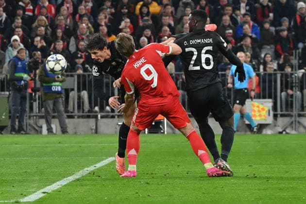 09.12.2025, xjrdrx, Fussball UEFA Champions League, FC Bayern Muenchen - Sporting Lissabon v.l. Maxi Araujo (Sporting Lissabon) Harry Kane (FC Bayern Muenchen) Ousmane Diomande (Sporting Lissabon) Zweikampf, Aktion, action, battle for the ball (DFL DFB REGULATIONS PROHIBIT ANY USE OF PHOTOGRAPHS as IMAGE SEQUENCES and or QUASI-VIDEO) Muenchen