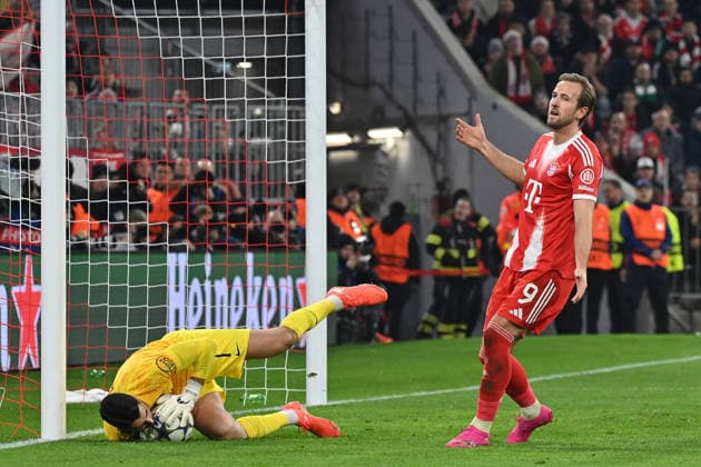 09.12.2025, xjrdrx, Fussball UEFA Champions League, FC Bayern Muenchen - Sporting Lissabon v.l. Rui Silva (Sporting Lissabon) Harry Kane (FC Bayern Muenchen) Enttäuscht, traurig, frustriert (DFL DFB REGULATIONS PROHIBIT ANY USE OF PHOTOGRAPHS as IMAGE SEQUENCES and or QUASI-VIDEO) Muenchen