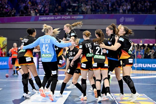 Schlussjubel Team GER, Mannschaftskreis, Handball Weltmeisterschaft der Frauen 2025, Viertelfinale Deutschland (GER) - Brasilien (BRA), am 09.12.2025 in Dortmund Deutschland. Handball WM der Frauen vom 26.11.-14.12.2025 in Deutschland Niederlande. Â