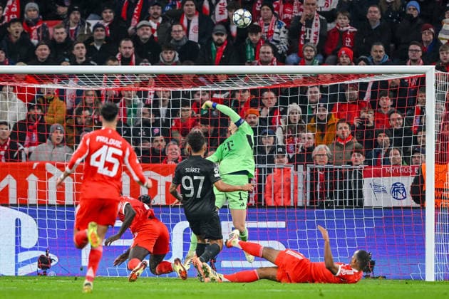 Aleksandar PavloviÄ? (FC Bayern München), Dayot Upamecano (FC Bayern München), Luis Suarez (Sporting CP), Torwart Manuel Neuer (FC Bayern München) und Jonathan Tah (FC Bayern München) battle for the ball during the UEFA Champions League 2025 26 League Phase MD6 match between FC Bayern München and Sporting Clube de Portugal at Football Arena Munich on December 9, 2025 in Munich, Germany. (Photo by xxx DeFodi Images)