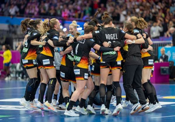 The whole team of Germany is happy in the circle after the game about entering the semi-finals. Germany - Brazil, Quarterfinal, 27th IHF Womens Handball World Championship, WM, Weltmeisterschaft WM, Weltmeisterschaft 2025, GER, Dortmund, Westfalenhalle Copyright: HMBxMedia xMarcoxBader
