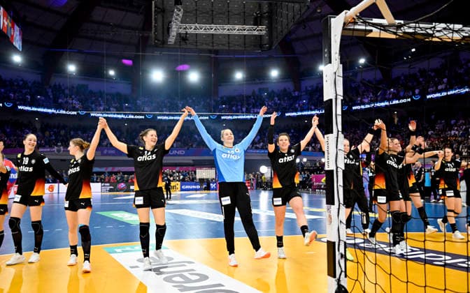 Schlussjubel Team GER, La Ola, v.l. Nieke Kuehne (Kühne) (GER), Nina Engel (GER), Narie Steffen (GER), Torwart Torhueterin Katharina Filter (GER), Alina Grijseels (GER), Handball Weltmeisterschaft der Frauen 2025, Viertelfinale Deutschland (GER) - Brasilien (BRA), am 09.12.2025 in Dortmund Deutschland. Handball WM der Frauen vom 26.11.-14.12.2025 in Deutschland Niederlande. Â