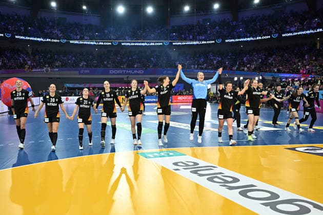 GER, Dortmund, 27th Wommen s World Championship, WM, Weltmeisterschaft 2025, Viertelfinale Quaterfinals, Final Round: Deutschland Germany (GER) vs. Brasilien Brazil (BRA) 09.12.2025, Westfalenhalle, Dortmund, GER, Dortmund, 27th Wommen s World Championship 2025, Viertelfinale Quaterfinals, Final Round: Deutschland Germany (GER) vs. Brasilien Brazil (BRA) , im Bild: die deutschen verabschieden sich von den Zuschauern