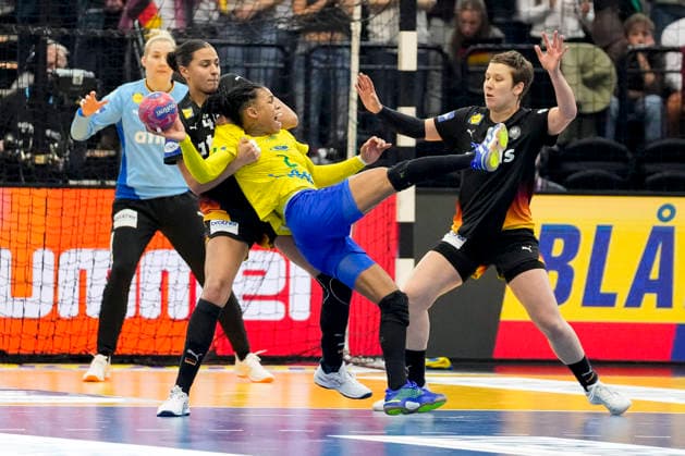 AimÃ e von Pereira (Germany) and Bruna De Paula (Brazil) battle for the ball during the 27th IHF Women s Handball World Championship, WM, Weltmeisterschaft Quarter final match between Germany and Brazil at Westfalenhalle on December 9, 2025 in Dortmund, Germany. (Photo by Alex Gottschalk DeFodi Images)