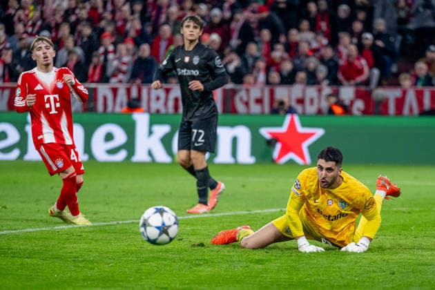 Rui Silva (Torwart, Sporting Lissabon, 1) kann einen Ball abwehren GER, FC Bayern Muenchen vs. Sporting Lissabon SCP, Fussball, Champions League, Ligaphase 6. Spieltag, Saison 2025 2026, 09.12.2025. (DFL DFB REGULATIONS PROHIBIT ANY USE OF PHOTOGRAPHS as IMAGE SEQUENCES and or QUASI-VIDEO). GER, FC Bayern Muenchen vs. Sporting Lissabon SCP, Fussball, Champions League, Ligaphase 6. Spieltag, Saison 2025 2026, 09.12.2025. Muenchen Copyright: xEibner-Pressefoto HeikexFeinerx EP_HFR