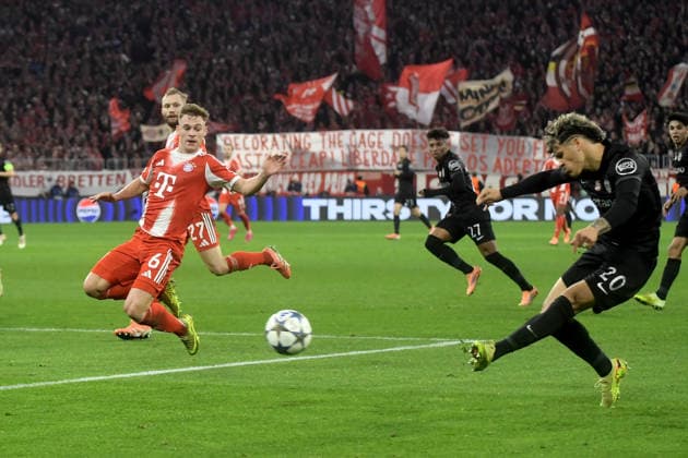 09.12.2025, xemx, Fussball UEFA Champions League, FC Bayern Muenchen - Sporting Lissabon v.l. Joshua Kimmich (FC Bayern Muenchen) Maxi Araujo (Sporting Lissabon) Zweikampf, Aktion, action, battle for the ball (DFL DFB REGULATIONS PROHIBIT ANY USE OF PHOTOGRAPHS as IMAGE SEQUENCES and or QUASI-VIDEO) Muenchen