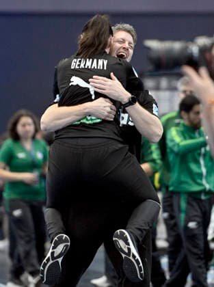 Schlussjubel Trainer Markus Gaugisch (GER) mit Torwarttrainerin Jasmina Rebmann-Jankovic. Handball Weltmeisterschaft der Frauen 2025, Viertelfinale Deutschland (GER) - Brasilien (BRA), am 09.12.2025 in Dortmund Deutschland. Handball WM der Frauen vom 26.11.-14.12.2025 in Deutschland Niederlande. Â