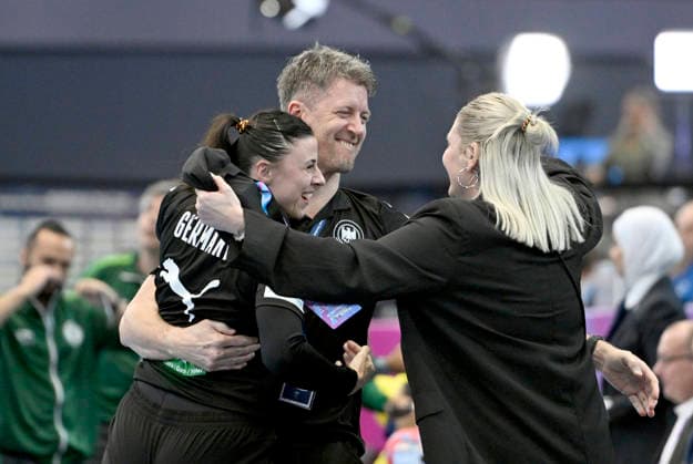 Schlussjubel Trainer Markus Gaugisch (GER) mit Torwarttrainerin Jasmina Rebmann-Jankovic l. (GER) und Anja Althaus r. (GER, Managerin Nationalmannschaft) Handball Weltmeisterschaft der Frauen 2025, Viertelfinale Deutschland (GER) - Brasilien (BRA), am 09.12.2025 in Dortmund Deutschland. Handball WM der Frauen vom 26.11.-14.12.2025 in Deutschland Niederlande. Â