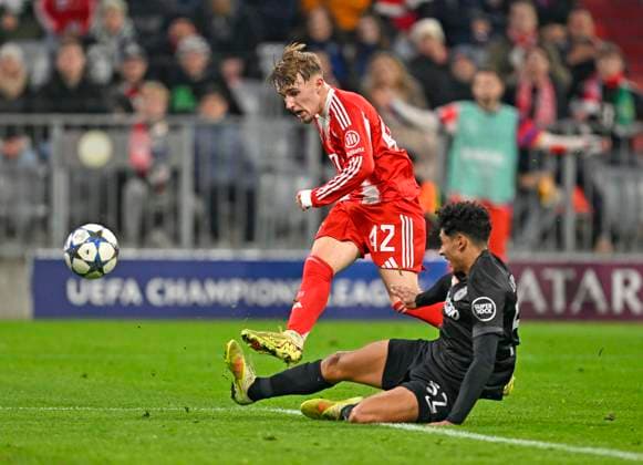 09.12.2025, Fussball UEFA Championsleague 2025 2026: Vorrunde 6.Spieltag, FC Bayern München - Sporting Lissabon, in der Allianz-Arena München. Lennart Karl (FC Bayern München) am Ball.