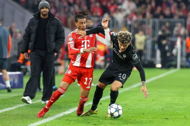 im Zweikampf, Aktion, mit Michael Olise 17 (FC Bayern Muenchen), Maxi Araujo 20 (Sporting Lissabon), FC Bayern Muenchen vs. Sporting Lissabon, Fussball, Champions League, 6. Spieltag, 09.12.2025 Muenchen Bayern Deutschland