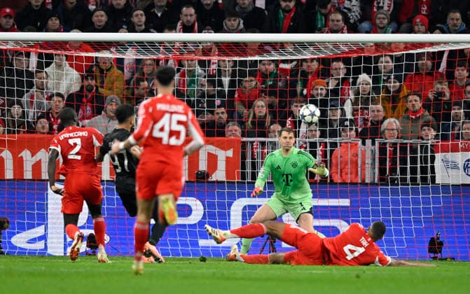 Strafraumszene, Torraumszene Parade Glanzparade Harry Kane FC Bayern Muenchen FCB (09) wehrt Torschuss Aktion Torchance von Luis Suarez Sporting Lissabon SCP (97) ab zur Ecke FC Bayern Muenchen FCB vs Sporting Lissabon SCP Spieltag 6 09.12.2025 DFL REGULATIONS PROHIBIT ANY USE OF PHOTOGRAPHS AS IMAGE SEQUENCES AND OR QUASI-VIDEO FC Bayern Muenchen FCB vs Sporting Lissabon SCPn