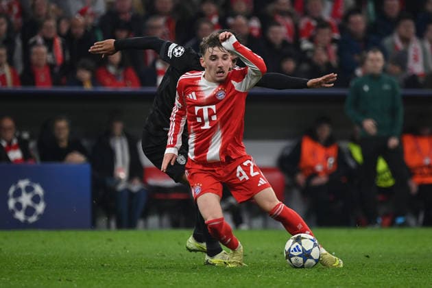 09.12.2025, xjrdrx, Fussball UEFA Champions League, FC Bayern Muenchen - Sporting Lissabon v.l. Joao Simoes (Sporting Lissabon) Lennart Karl (FC Bayern Muenchen) Zweikampf, Aktion, action, battle for the ball (DFL DFB REGULATIONS PROHIBIT ANY USE OF PHOTOGRAPHS as IMAGE SEQUENCES and or QUASI-VIDEO) Muenchen