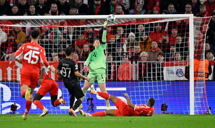 Strafraumszene, Torraumszene Parade Glanzparade Harry Kane FC Bayern Muenchen FCB (09) wehrt Torschuss Aktion Torchance von Luis Suarez Sporting Lissabon SCP (97) ab zur Ecke FC Bayern Muenchen FCB vs Sporting Lissabon SCP Spieltag 6 09.12.2025 DFL REGULATIONS PROHIBIT ANY USE OF PHOTOGRAPHS AS IMAGE SEQUENCES AND OR QUASI-VIDEO FC Bayern Muenchen FCB vs Sporting Lissabon SCPn