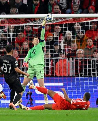 Strafraumszene, Torraumszene Parade Glanzparade Harry Kane FC Bayern Muenchen FCB (09) wehrt Torschuss Aktion Torchance von Luis Suarez Sporting Lissabon SCP (97) ab zur Ecke FC Bayern Muenchen FCB vs Sporting Lissabon SCP Spieltag 6 09.12.2025 DFL REGULATIONS PROHIBIT ANY USE OF PHOTOGRAPHS AS IMAGE SEQUENCES AND OR QUASI-VIDEO FC Bayern Muenchen FCB vs Sporting Lissabon SCPn